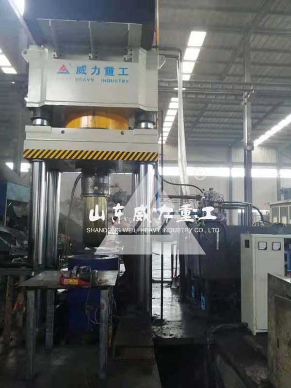 1500噸四柱油壓機客戶現(xiàn)場圖